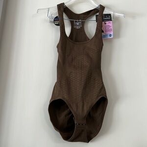 fix Brown, new with tag seamless shape wear razorback style seamless compression